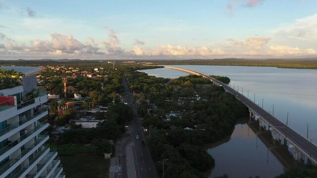 viaducto cartagena zona norte atardecer manglares y edificios modernos