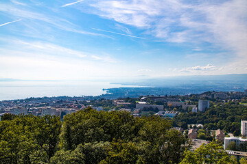 Fototapeta na wymiar Vue sur Lausanne et le lac Léman depuis le sommet de la Tour de Sauvabelin (Canton de Vaud, Suisse)