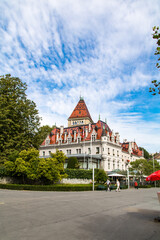 Fototapeta premium Vue sur le quartier d'Ouchy depuis les quais du lac Léman à Lausanne (Canton de Vaud, Suisse)