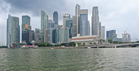 Fototapeta premium View of the buildings at Collyer Quay from Marina Bay Reservoir