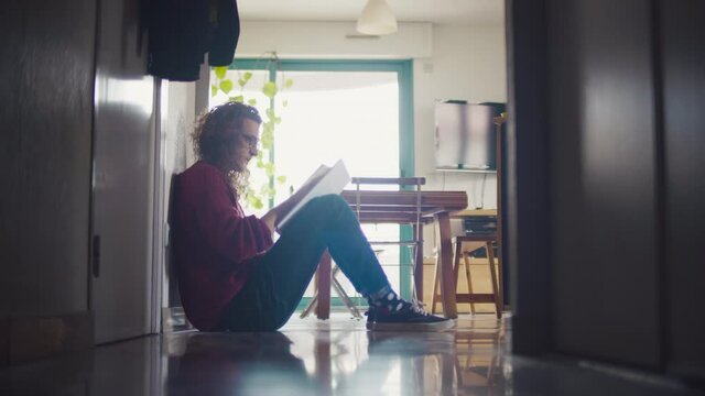 homme, lecture, r&eacute;vision, concentr&eacute;e, assis, couloire, subjugu&eacute;e, passionn&eacute;e, lunette, travaille, r&eacute;vision, devoir, concentration, livre, BD, lire, regarder, travaillant, 