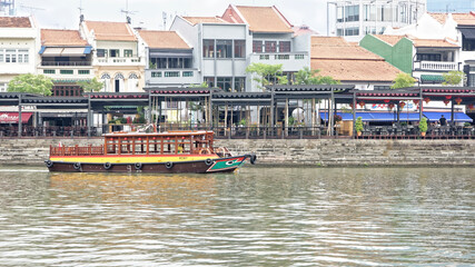 Fototapeta na wymiar View of the Boat Quay on the River Singapore.On the river floats boat