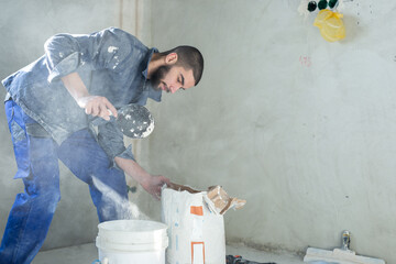 The worker mixes the solution in the bucket