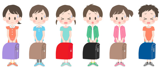 困った表情でランドセルを持つ小学生