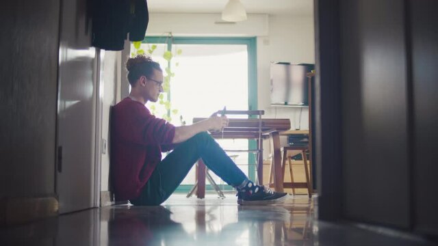 homme, t&eacute;l&eacute;phone, smartphone, SMS, appelle, parler, assis, couloir, blond, boucl&eacute;e, fris&eacute;e, concentr&eacute;e, 