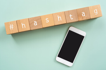 ハッシュタグ｜「#hashtag」と書かれた積み木とスマートフォン