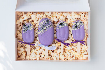 Kuchen Lolly mit lila Glasur