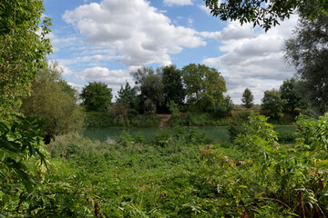 Obraz premium Path along the Marne River in Seine et Marne country. Précy-sur-Marne village