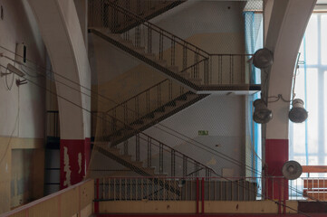 Obraz premium An old abandoned sports hall in the center of Warsaw 