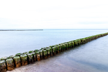 Ostsee - Wellenbrecher aus Holz