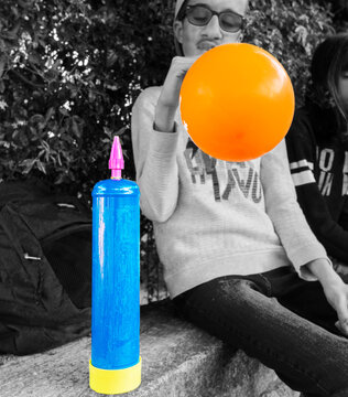 adolescents respirant du protoxyde d'azote