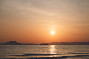 Obraz premium 唐津湾「相賀の浜」からの朝日 佐賀観光 