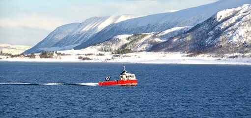 Obraz premium Boot, Küste Norwegens - Faszinierende Lofoten und Fjorde am Polarkreis, Panorama 