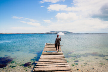 Femme sur un ponton de p&ecirc;che de l'&eacute;tang de Thau