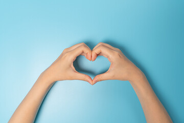 指先でつくったハート