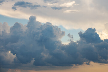 Obraz premium Beautiful stormy cumulus clouds in the sky, background.