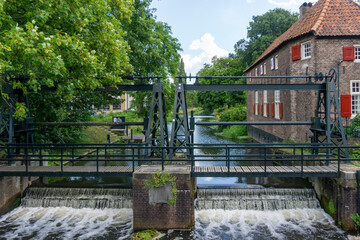 Naklejka premium Water flow in an old Dutch city canal between two levels