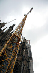 Untersicht eines Baukrans an der Sagrada Família in Barcelona