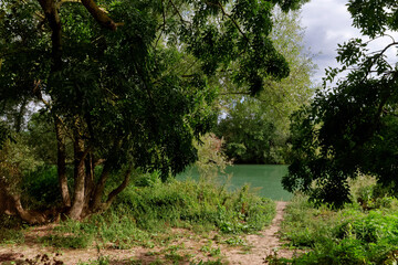 Path along the Marne River in Seine et Marne country. Précy-sur-Marne village