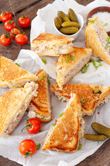 Sandwich mit Thunfisch und Kaese