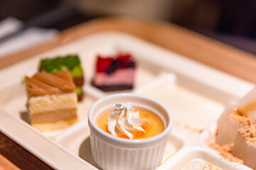 レストランバイキングで食べ放題の美味しそうなスイーツ © taka
