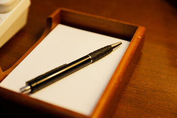 リゾートホテルに部屋に備え付けの電話と筆記用具