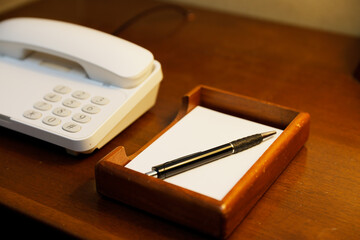 リゾートホテルに部屋に備え付けの電話と筆記用具