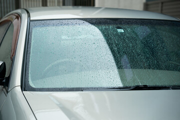 Obraz premium 雨・水滴・車