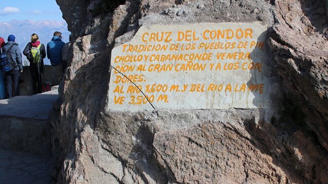 La Croce del condor è un belvedere a metà cammino tra Chivay e Cabanaconde, sulla strada della Valle del Colca. Dall'alto del burrone si possono osservare questi enormi animali planare maestosamente t