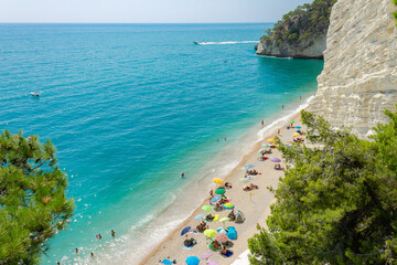 La spiaggia della Baia dei Faraglioni sul Gargano in Puglia