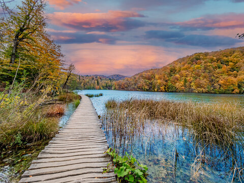 Beautiful autumn landscape with colorful clouds reflected in the emerald lake at sunset in Plitvice, Croatia © cristianbalate