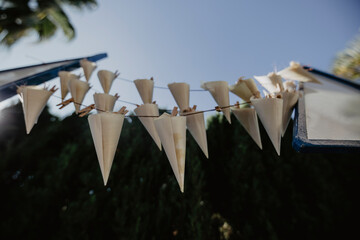 Foto detalle de cartuchos de comida colgados con pinzas en una boda
