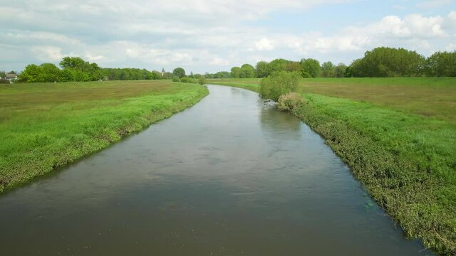 Flug &uuml;ber Flusslandschaft