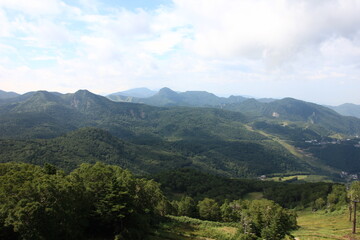 志賀高原の夏。高台から眺める信州の山並み。
