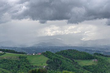 Obraz premium Hügelland in der Südweststeiermark mit Wetterstimmung