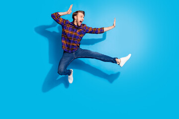 Obraz premium Full size photo of excited person open mouth look empty space fighting isolated on blue color background