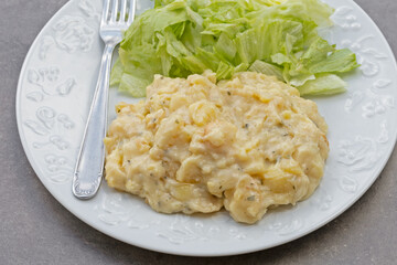 assiette de truffade et salade sur une table