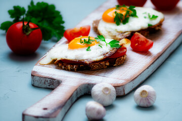 Spiegelei mit Brot und Tomate