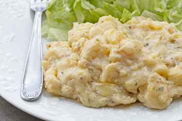 assiette de truffade et salade sur une table