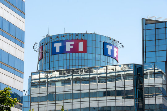 Boulogne-Billancourt, France - 4 juillet 2019: Vue extérieure du siège social du groupe TF1. TF1 est la première chaine française de télévision