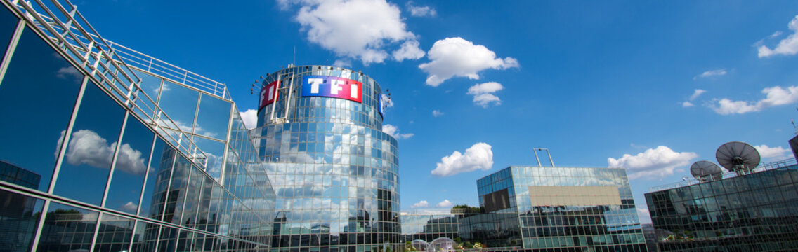 Boulogne-Billancourt, France - 17 juillet 2020: Vue panoramique du siège social du groupe TF1. TF1, filiale du groupe Bouygues, est la première chaîne française de télévision