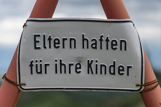 Schild Eltern haften für ihre Kinder