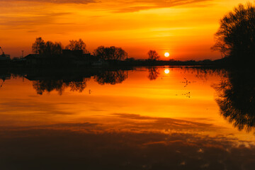 Obraz na płótnie Canvas sunset over lake