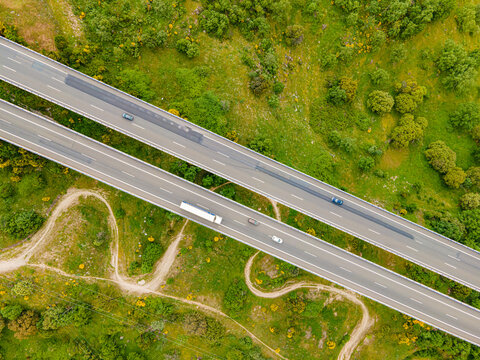 Autopista colgante con vistas desde el cielo con un drone de Bejar, en la provincia de Salamanca durante un d&iacute;a soleado