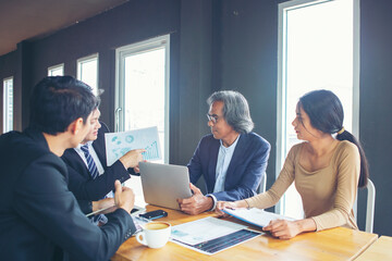 Obraz premium Serious business organizations gather to negotiate meetings led by older businessmen to discuss, offer solutions to current problems.