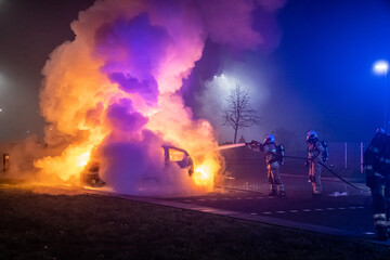 Fototapeta na wymiar Car on fire at night