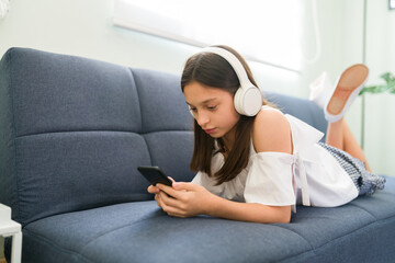 Relaxing and resting while watching videos online