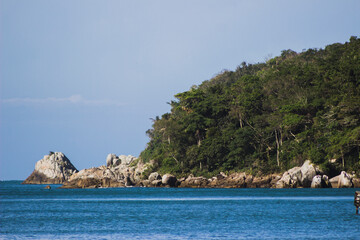 Naklejka premium Coast beach with blue ocean and sky. beautifull nature landscape