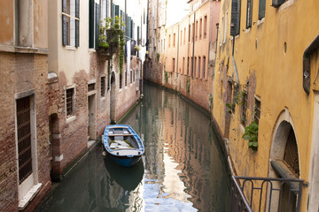 Canale in mezzo a Venezia con barca 