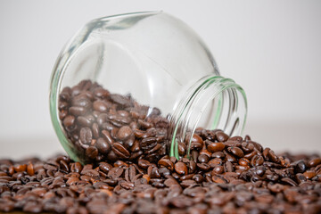 Grãos de café recém-retirados da fazenda espalham-se sobre a mesa, com o pó fino derramando-se...